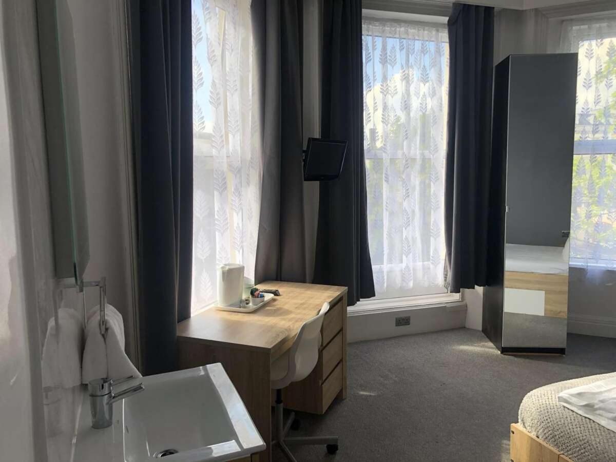 Crystal Beach Hotel Bournemouth Bagian luar foto